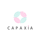 Isologo de capaxia, las letras son de color rosa y arriba en el centro se muestra cuatro grupos de personas que en conjunto forma un círculo, también la ilustración es de color rosa magenta