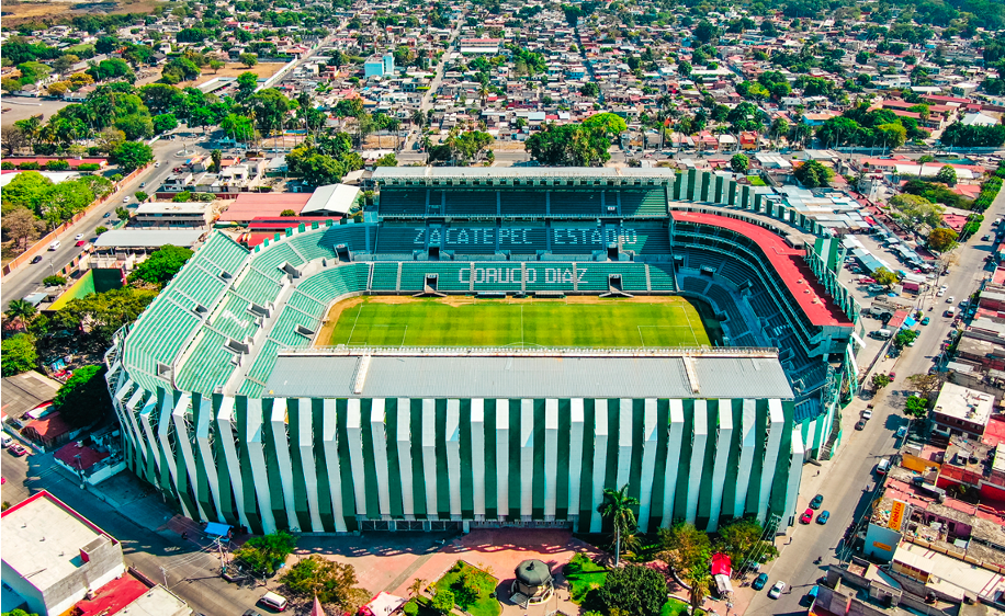 The image shows a football stadium in a panoramic view. The grass-covered field and, in the stands, a legend that says: ZACATEPEC, ESTADIO CORUCO DÍAZ.